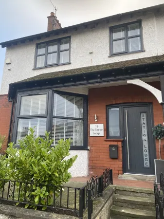 The Station Lodge, Filey. Sleeps 12 Отели рядом с достопримечательностью «Парк Плейдейл Фарм»