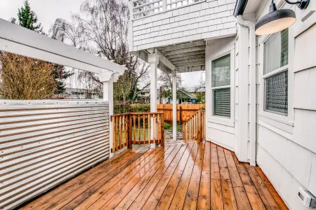 The Pine House: Unit B (near 6th Ave, UPS, UW, and Point Ruston)