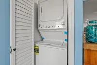Cozy Pool side Condo, 5 min from the beach!