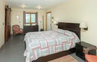 Rustic cottage in river valley with access to hiking and mountain biking trails 와이트락 컨서번시스 스타 필드 주변 호텔