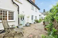 Carters Yard C13th Cottage in the centre of the historic village of Kimbolton