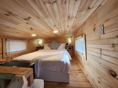 Tiny Home sleeps 6 near beautiful beaches and entertainment