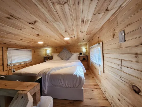 Tiny Home sleeps 6 near beautiful beaches and entertainment
