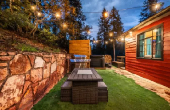 Hot Tub, King Beds, Bunkroom, Deck & Dog Friendly -Modern Mountain Getaway Cabin