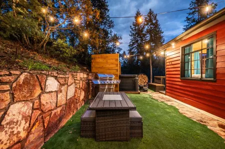 Upscale Remolded Modern Mountain Cabin l HOT TUB l Valley view l King suites