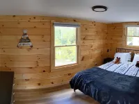 Quiet cabin in the woods with beautiful ocean views on the rocky Maine coast! Hotels in Surry