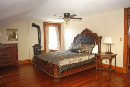 Convenient & Spacious Downtown - Private Parking Included Hotels in Galena