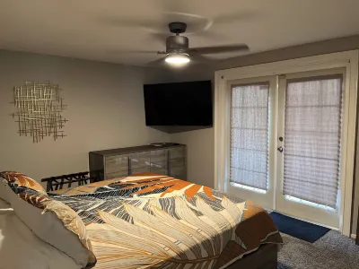 Enjoy a new remodeled house minutes away from Anna Maria Island Hotel dekat Manatee Technical College West Campus