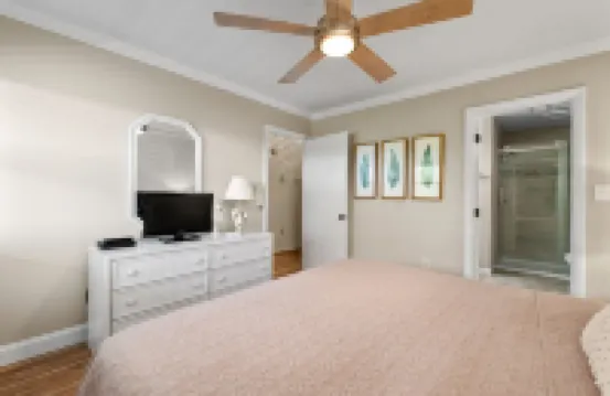 Newly Renovated Steps to Beach Beauty + Pool. Winter & Last Min Discounts