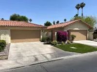 Desert Gateway Mid-Century home on country club! 5 minutes to El Paseo district Hotels near Record Alley