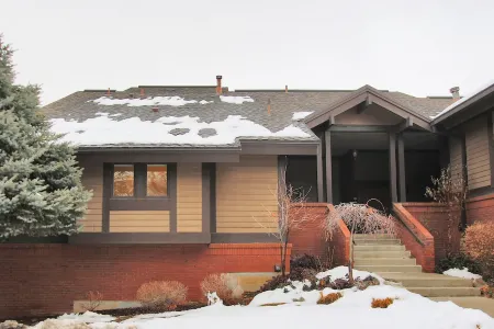 Fully renovated 4bd, 3.5 bath, sleeps 11 Condo (new hot tub, near 4 ski resorts)