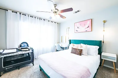 55% Monthly special price W 4rooms W 3 fullbath W walk to College Hotel dekat Sherman Bearcat Stadium