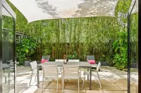 Coconut Grove Dream, located in the heart of the village. Beloved by the sailors - Bungalow