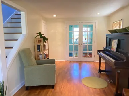 Charming, light-filled SE Eugene 2-story house Отели рядом с достопримечательностью «Парк Хендрикс»