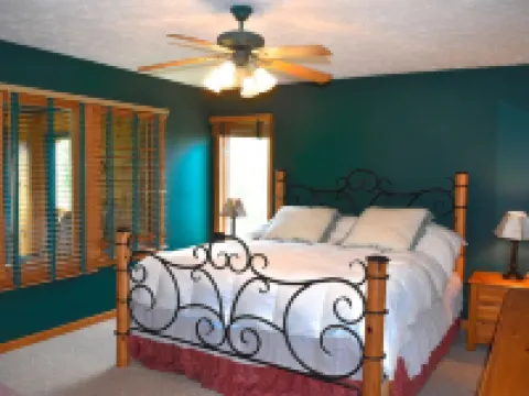 6 Bdrm 5 Bath Sleeps 14 Ski in and Ski out Slopeside! Hotels in Beech Mountain