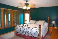 6 Bdrm 5 Bath Sleeps 14 Ski in and Ski out Slopeside!