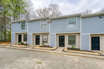 Premium Townhome w/ 2 King Beds & Luxury Bathrooms Hotels near Action Bartending School