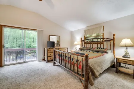 Pocono Chalet-Style Cabin in amenity filled Arrowhead Lake!