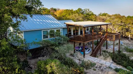 River Front-Waterfalls-Outdoor Fireplace-WiFi