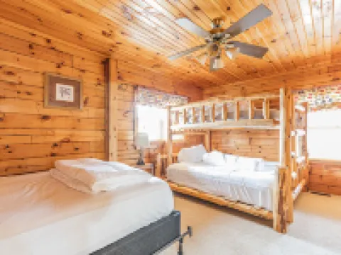 Huge Lakefront Home with private hot tub, dock, and pickle-ball court 庫庫酒店