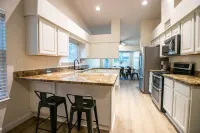 King Bed - Downtown Gilbert - Hot Tub, Pool, Entertainment, Arcades + Projector!