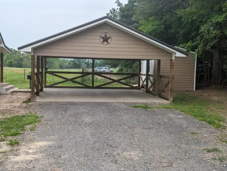 Countryside Cowboy Cabin is only minutes from Frankston and pet friendly