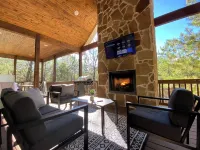 New Luxury Cabin/Hot Tub/Fire Pit/Corn Hole/Games/Indoor & Outdoor Fireplaces