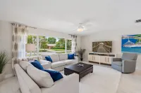 Luxurious Pool Home Central to Everything!