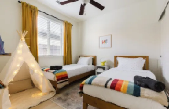 Family Fun-Filled Oasis: Mini Golf, Arcade, King Bed, Great Location and More!