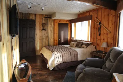 "THE ROUNDHOUSE" IN TOWN/360° LAKE & MTN VIEWS/2 DECKS/ SLED IN & OUT TO TRAILS Hotels near Quacker Gift Shop Grand Lake