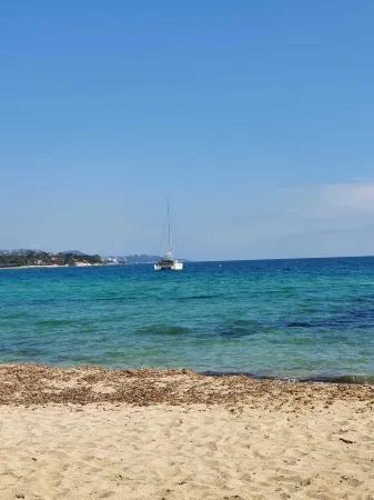 Quiet garden-level apartment with sea view Отели в г. Сен-Максим