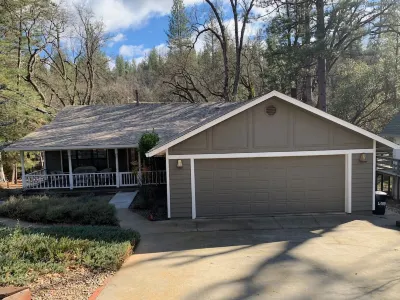 Spacious home with seasonal lake access. Pet friendly! Groveland Yosemite Gateway Museum附近的飯店