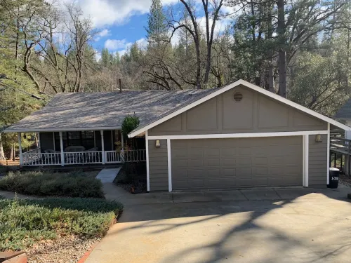 Spacious home with seasonal lake access. Pet friendly!