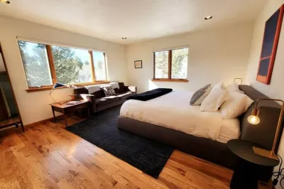 Beautiful Rocky Mountain Retreat Above Boulder with Privacy & Views 푸르마일 캐년 주변 호텔