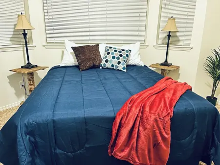 Quiet & backed by trees, centrally located home close to downtown and ferries. Отели в г. Порт Орчард