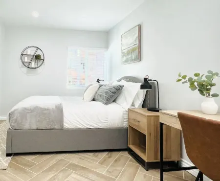 Steps to the Sand-Upscale Beach Cottage Отели рядом с достопримечательностью «Ошен Дискавери Институт»