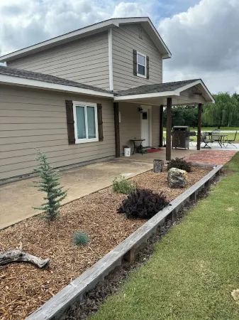 Near Buncombe Creek Marina   exceptionally nice!