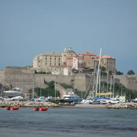 Petite Maison Avec 2 Chambres 3 Personnes Avec Terrasse Propriété Fermée