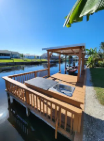 Shadow's Oasis, Tropical Cozy 2/2 w/ Pool, Sundeck & Fishing in your own space!