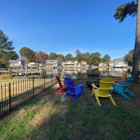 Teal Bay Getaway- Waterfront, 2 Masters, Pet Friendly, 5+ Bedrooms, Sleeps 17+