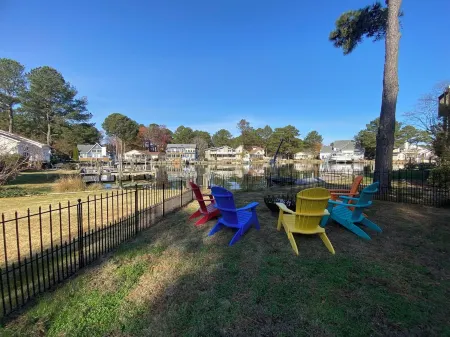 Teal Bay Getaway- Waterfront, 2 Masters, Pet Friendly, 5+ Bedrooms, Sleeps 17+