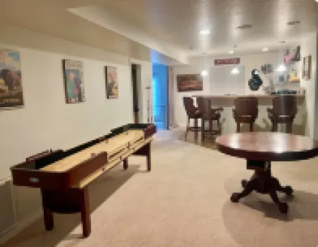 Large home w/ hot tub, cinema, bar/game room