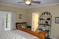 Hannah's Hideaway-3 Miles To Stores, Restaurants, Sleeps 16, No Steps To water!