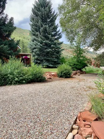 Authentic Large Colorado Cabin close to the Roaring Fork River!! Very private<br> Отели рядом с достопримечательностью «The Hideout at Glenwood Springs»