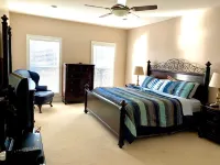 Lake Front Home. 3 Large Living Spaces. Screened Porches. Pet Friendly. Hotels in Gumlog