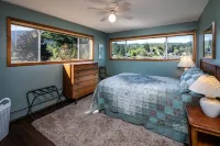 Lakefront Paradise: Private Beach, Water Sports, Stunning Sunsets, Sleeps 8