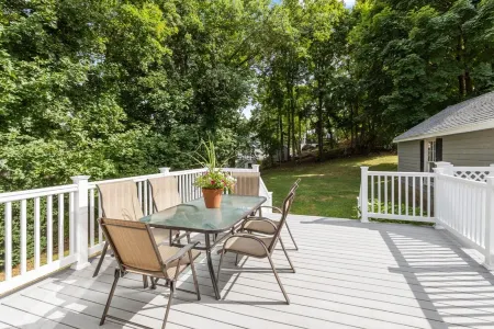 Welcoming 7 room house <15 miles to Boston, Salem & Casino Отели в г. Уэйкфилд