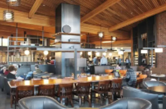 12 Min Walk To Downtown. 5 Min Walk To Whitman. Surrounded By 2 Beautiful Parks.