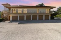 Family Guesthouse with Pool Views minutes from Nokomis Beach