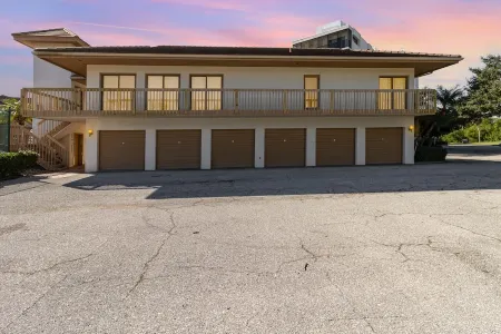 Family Guesthouse with Pool Views minutes from Nokomis Beach